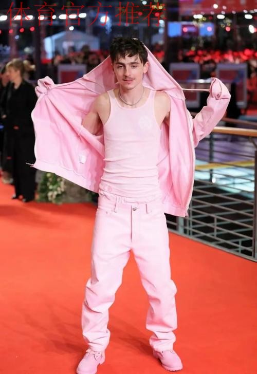 好莱坞明星“甜茶”被拍到全身红衣出行,手上戴着拜仁手套 好莱坞明星“甜茶”被拍到全身红衣出行,手上戴着拜仁手套