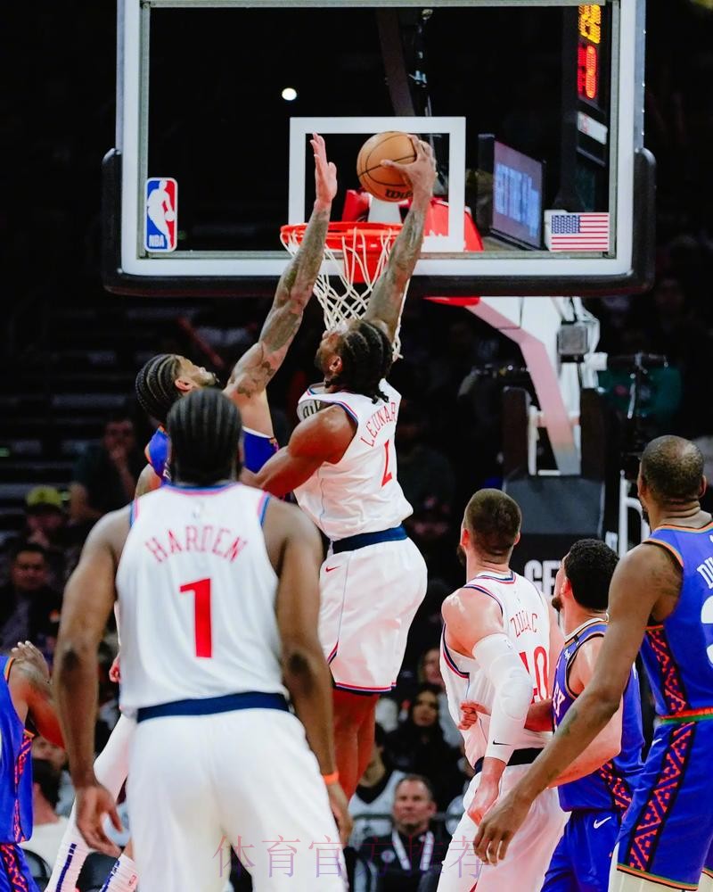 绝处逢生！伦纳德命中高难度底角三分，助快船紧咬比分